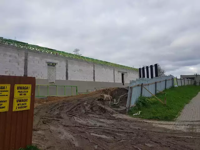 Praca na budowie nowej Biedronki przy ulicy Grunwaldzkiej wre. Inwestor zapowiada, że nowy sklep powinien być otwarty w marcu 2020 roku.