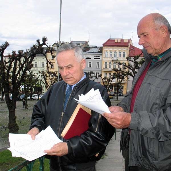 - Większość proszonych osób  zgadza się podpisać pod protestem w sprawie wycinki lip w Rynku - mówi przemyślanin Julian Łobosz (z lewej). Obok Henryk Kurek, wiceprezes Przemyskiego Towarzystwa Ornitologicznego.