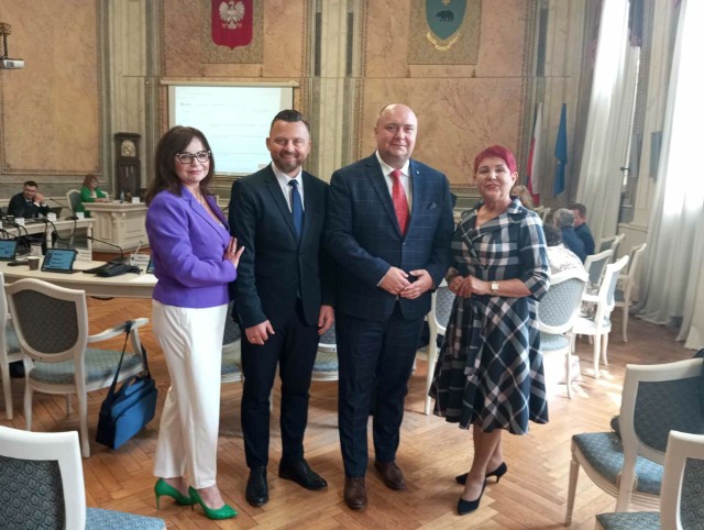 Nowe prezydium Rady Miejskiej w Przemyślu. Nz. od lewej: Jolanta Sawicka (wiceprzewodnicząca), Robert Bal (wiceprzewodniczący), Marcin Kowalski (przewodniczący), Ewa Sawicka (wiceprzewodnicząca).