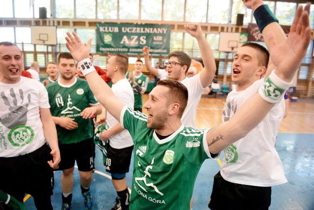 24 zwycięstwa, remis i porażka - z takim bilansem AZS UZ Zielona Góra zakończył sezon, zajmując pierwsze miejsce w drugiej lidze. W ostatnim meczu, w którym trzeba było tylko przypieczętować awans, nasi piłkarze ręczni pokonali u siebie Dziewiątkę Legnica 33:17 (15:7).