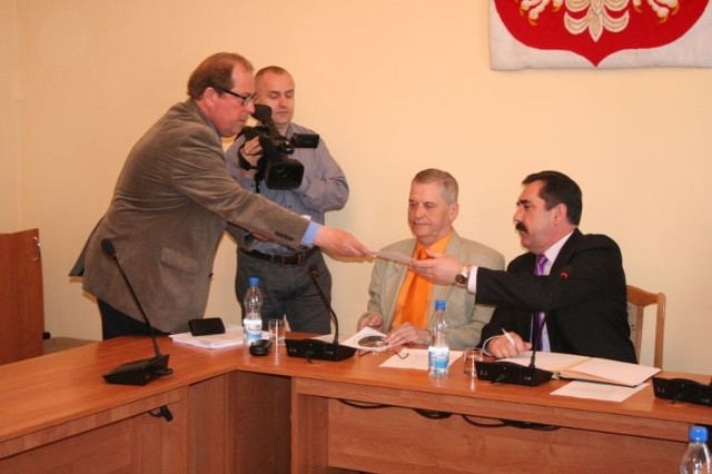 Dyrektor Andrzej Sawoni rozdaje radnym informację o powołaniu komitetu organizacyjnego