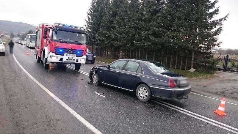 Droga krajowa 75. Fiesta wywrócona w zderzeniu z roverem [ZDJĘCIA]