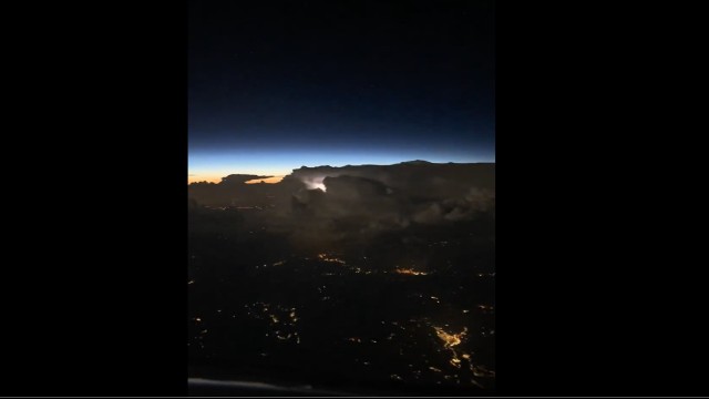 Kapitan samolotu wrzucił zdjęcie. Zjawiskowa burza nad Włochami