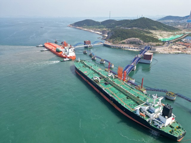 Rozładunek dwóch dużych tankowców na terminalu ropy naftowej o pojemności 300 000 ton w porcie Yantai