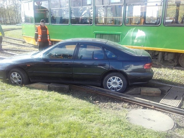 Tramwaj wjechał na torowisko na Ratajach