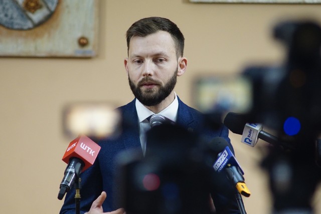 Radosław Szpot od ponad roku jest zastępcą burmistrza Murowanej Gośliny. Po aresztowaniu Dariusza U. przez CBA, do którego doszło 11 stycznia i postawieniu mu 12 zarzutów, czasowo przejmuje obowiązki burmistrza.