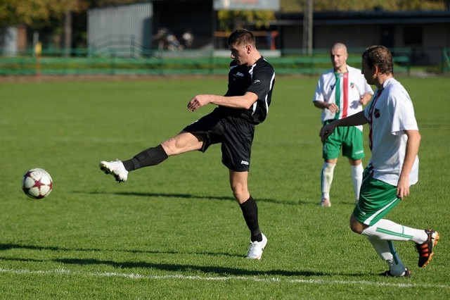 Żurawianka (czarne stroje) zremisowała z Kolbuszowianką 2-2.