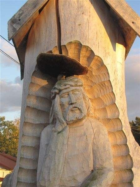 Grzyb znalazł miejsce na głowie rzeźby "świątka" przy GOK-u...