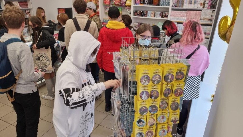 Gigantyczna kolejka na "Sienkiewce" w Kielcach. Otwarcie nowego sklepu z japońskimi komiksami przyciągnęło tłumy! Zobaczcie zdjęcia