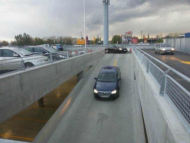 Wyremontowana część parkingu przy sklepie Ikea w Katowicach.