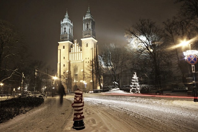 Poznań pokryty warstwą białego puchu wygląda magicznie. Przekonajcie się sami! Zapraszamy Was na zimowy spacer po Ostrowie Tumskim i Śródce!