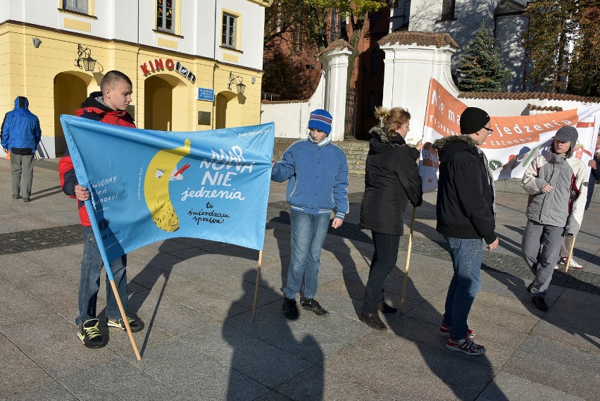 Nie marnuj jedzenia - nawoływali przedstawiciele banku. Jak...