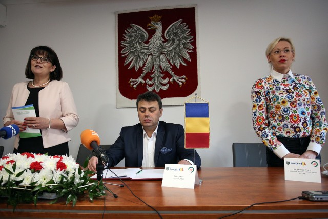 Umowę w obecności przedstawicieli rad obu samorządów podpisali Barbara Dykier (z lewej), wójt gminy Słupsk oraz Ion Aliman (z prawej), burmistrz Devesulu, na którego terenie Amerykanie zbudowali swoją tarczę antyrakietową
