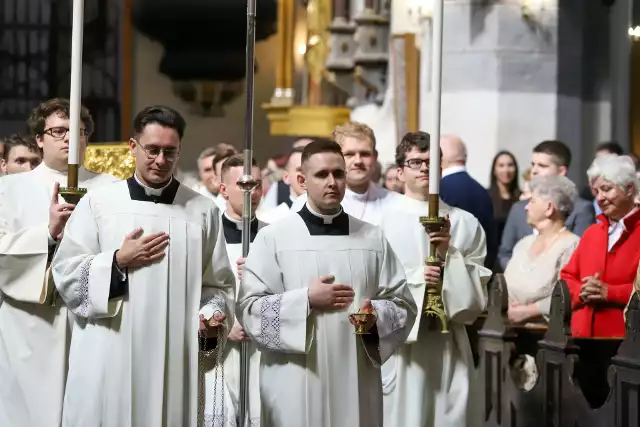 Święceń kapłańskich w sobotę 25 maja w katedrze pod wezwaniem świętych Janów w Toruniu udzielił ordynariusz diecezji toruńskiej biskup Wiesław Śmigiel