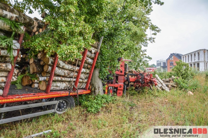 Przewróciła się ciężarówka przewożąca drewno [ZDJĘCIA]