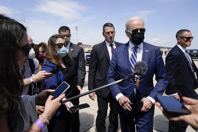 Joe Biden pytany przez dziennikarza na konferencji prasowej, kto poleci do Kijowa, żartobliwie zasugerował, że jest gotowy na taką wyprawę