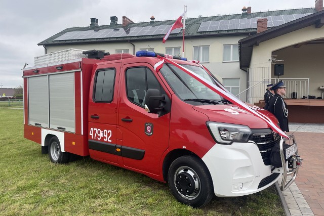 Druhowie strażacy z Łoniowa wyjadą do akcji nowym samochodem. Było uroczyste przekazanie pojazdu.