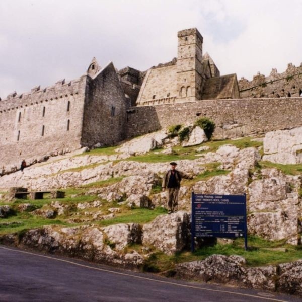 Okrągła wieża widoczna u góry pionowego zdjęcia to najstarsza budowla Rock of Cashel. Na zdjęciu pionowym panorama Cashel.
