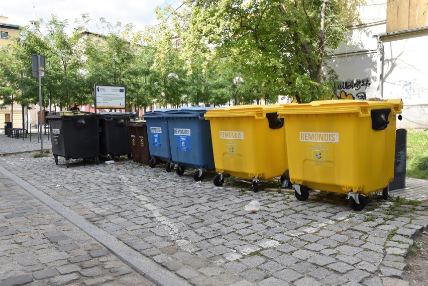 Opole. Problem z podziemnymi kontenerami na pl. św....