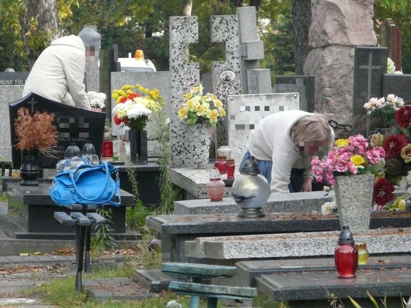 Ruch na cmentarzach to znak, że do 1 listopada coraz bliżej.