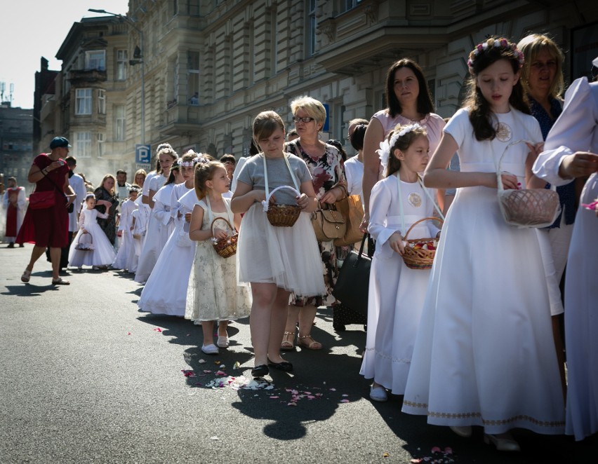 Tłumy wiernych na centralnej procesji Bożego Ciała. Procesja Bożego Ciała w Szczecinie [ZDJĘCIA, WIDEO]