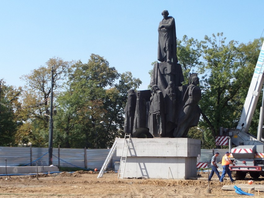 Kraków: pomnik Wyspiańskiego przeniesiony sprzed Muzeum Narodowego