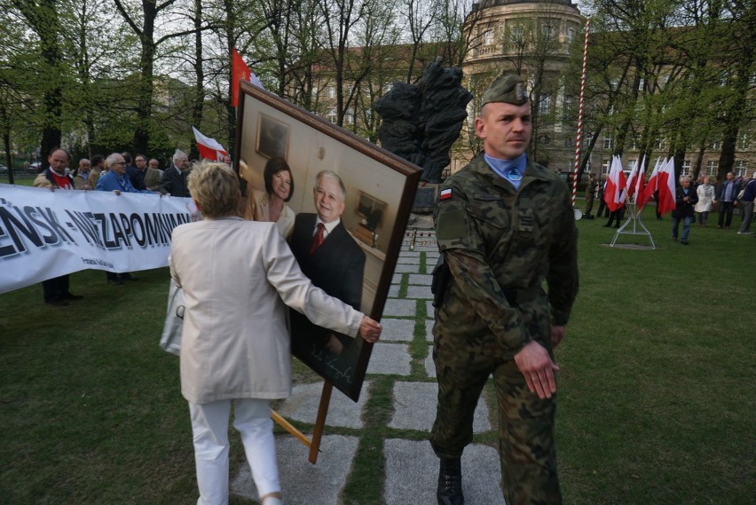 Rocznica smoleńska bez tłumów [ZDJĘCIA]