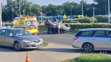 Wypadek pod stadionem miejskim we Wrocławiu. Jeden z samochodów dachował. W zdarzeniu brało udział troje dorosłych i dziecko