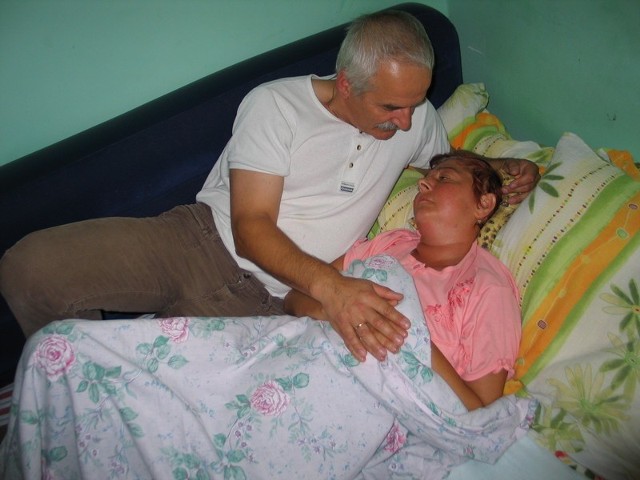 Chorą Małgorzatą Pęcherzewską mąż Janusz i cała rodzina opiekują się dzień i noc