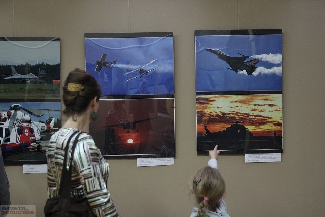 Włocławska galeria "Poddasze", niezwykła ze względu na to, że działa w placówce szkolnej prezentuje tym razem dorobek fotograficzny trzech pasjonatów lotnictwa. Miłosz Rusiecki, Maciej Koziński i Mirosław Radciniewski ukazują na dużych fotogramach śmigłowce i różnego rodzaju samoloty podczas akcji i pokazów. Ekspozycja "Lotnictwo - niecodzienne spojrzenie" czynne jest w godzinach pracy biblioteki Zespołu Szkół nr 8 przy ul. Willowej.