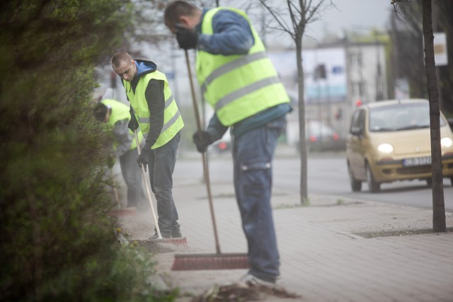 14.04.2016 bydgoszcz miasto sprzatanie ulica sulkowskiego prace odswiezanie zamiatanie ulice fot. filip kowalkowski / polska press