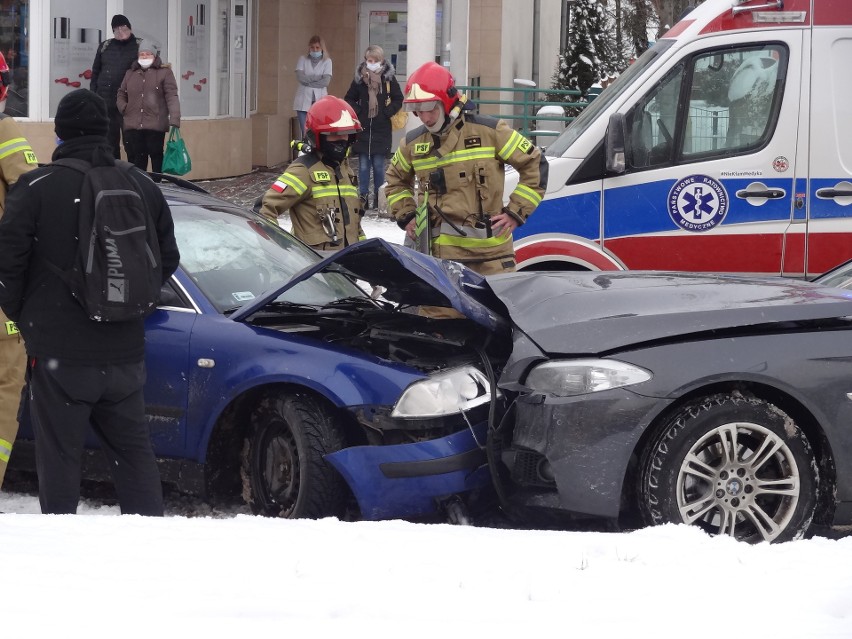 Oba uczestniczące w zderzeniu auta znacznie ucierpiały.