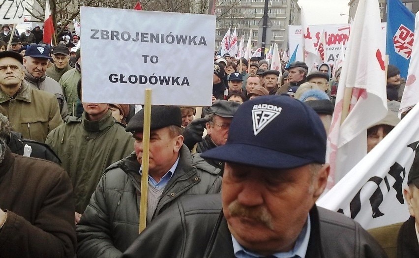 Około 300 pracowników radomskiego „Łucznika” protestowało w...