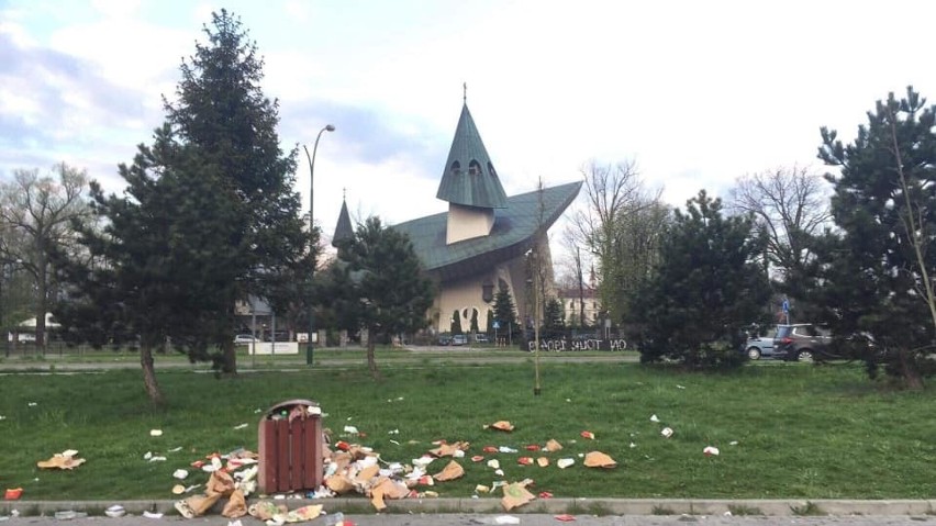 Nowy Sącz. Poświąteczna wizytówka miasta. Parking "tonął" w śmieciach po jedzeniu z McDonald's [ZDJĘCIA]