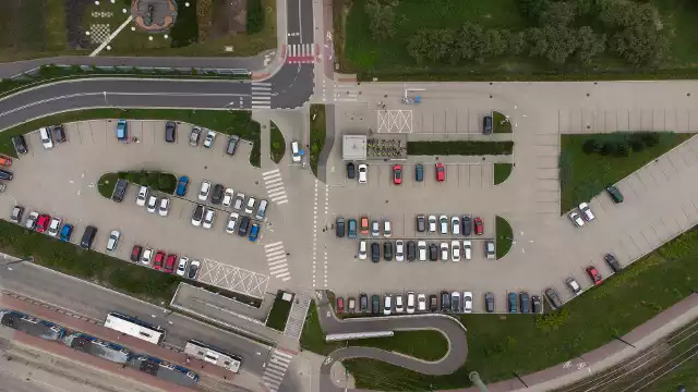 P+R Czerwone MakiParking P+R Czerwone Maki został uruchomiony w listopadzie 2012 r., a od grudnia 2013 r. działa w systemie zamkniętym. Zarządza nim Zarząd Transportu Publicznego w Krakowie. Zlokalizowany jest przy pętli tramwajowej oraz dworcu autobusowym Czerwone Maki. Dojazd możliwy jest od ul. Bunscha. Parking czynny jest codziennie od godziny 4.30 do godziny 2.30 dnia następnego.Powierzchnia miejsc postojowych: 2 472,00 m²Rodzaj nawierzchni: kostka betonowaDopuszczalne obciążenie nawierzchni ruchem: 3,5 TOferta parkingu- 192 miejsca postojowe dla pojazdów do 3,5 T, w tym:- 4 miejsca postojowe dla osób niepełnosprawnych,- stojaki na rowery,- wypożyczalnie Park-e-Bike,- monitoring,- pomoc obsługi parkingu 24 godziny na dobę przez 7 dni w tygodniu (telefon kontaktowy 12 616 86 87 lub 501 678 116).