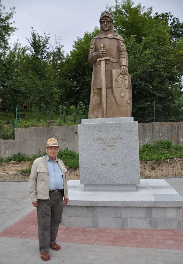 Prezes Stanisław Turbakiewicz pokazuje pomnik Zawiszy Czarnego, najprawdopodobniej jedyny taki w Polsce.