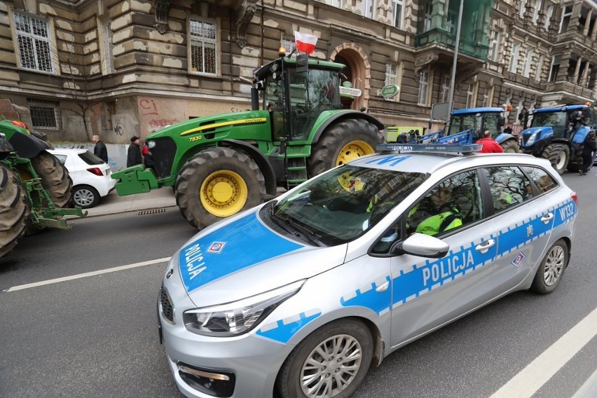 Ciągniki przed siedzibą ANR. Protest rolników w Szczecinie [ZDJĘCIA, WIDEO]