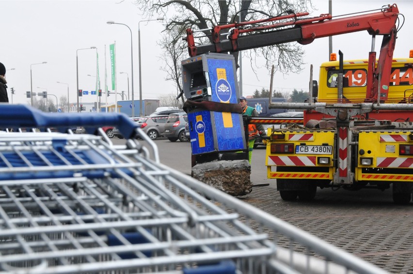 Gangsterzy wpuszczają do bankomatu gaz, a potem zwykłą...