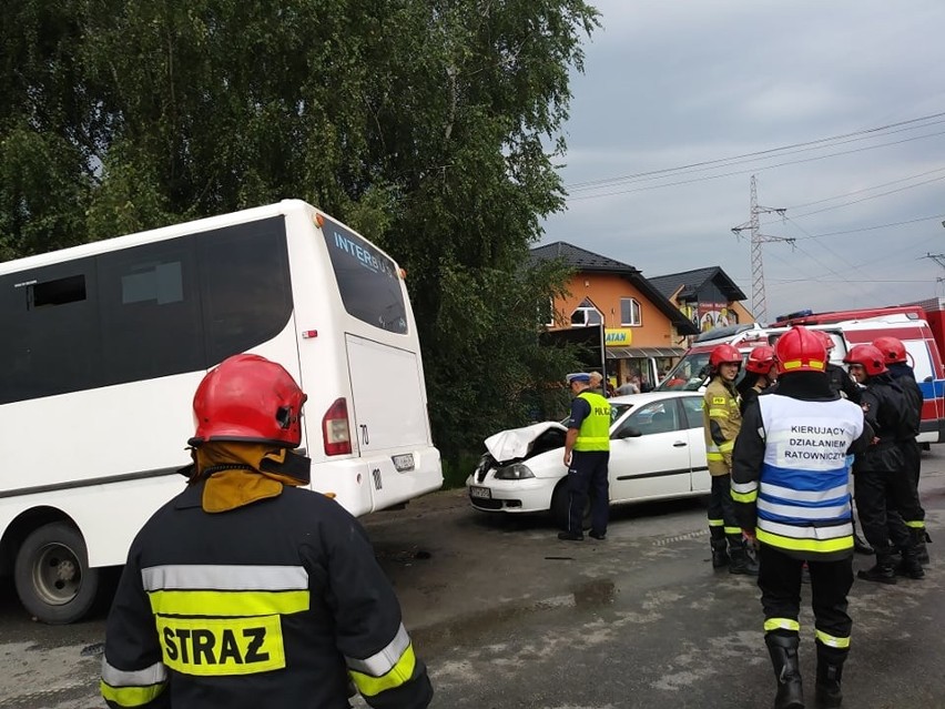 Śmiertelny wypadek w Świniarsku. Tir zderzył się z autobusem przewożącym dzieci 