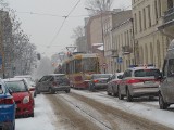 Paraliż komunikacji miejskiej w Łodzi. Zasypane zwrotnice, opóźnienia w kursowaniu tramwajów 