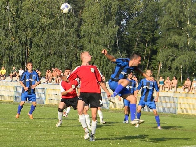 Fragment jesiennego starcia Stali z JKS-em (w Nowej Dębie), w którym jarosławianie musieli uznać wyższość (wynik 2-0) rywala.