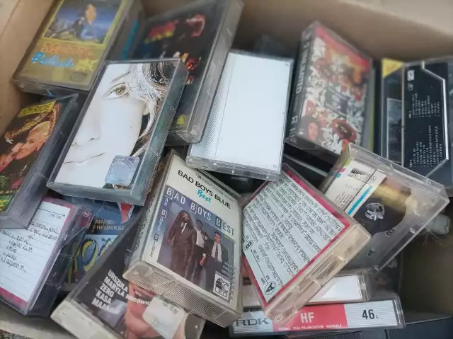 Wraca moda na stare kasety magnetofonowe. Poszukiwacze retro przedmiotów są w stanie zapłacić za nie nawet kilka tysięcy złotych. Zobacz przykładowe oferty z portalu OLX >>>>>