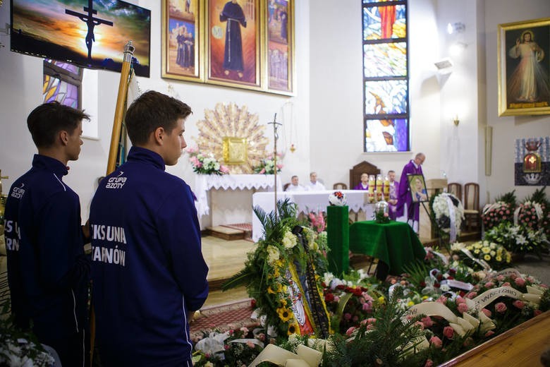 Tłumy pożegnały tragicznie zmarłego piłkarza. Miał 20 lat... [ZDJĘCIA]