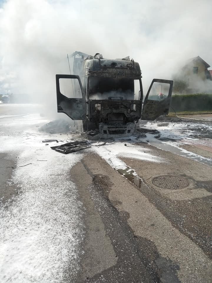 Budzisko. Pożar ciężarówki w pobliżu przejścia granicznego z Litwą. W akcji gaśniczej brały udział cztery zastępy straży pożarnej [ZDJĘCIA]