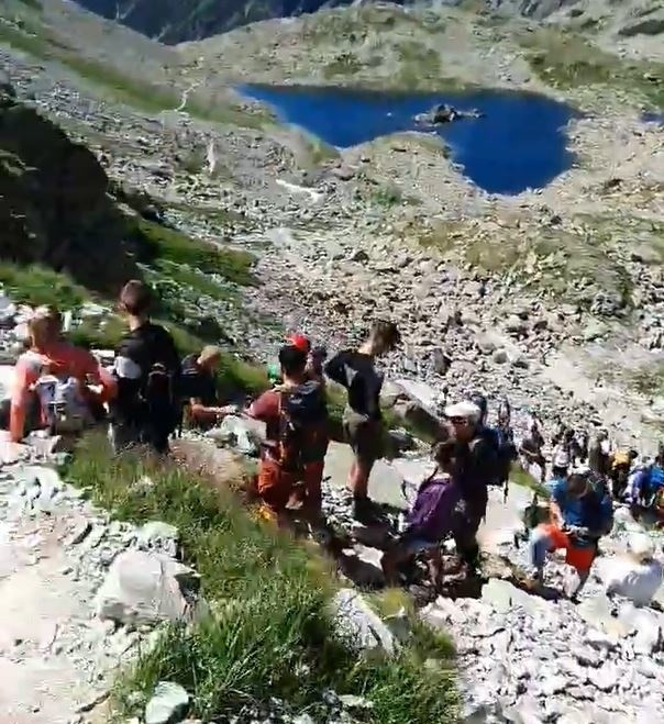 Tatry. W górach tłumy. Tworzą się korki pod szczytami