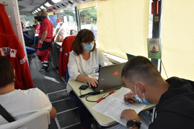 29.08.2020 legnica parking carrefur mobilny autobus honorowe oddawanie krwi honorowy dawca krwi krew miedz legnica gazeta wroclawskapiotr krzyzanowski/polska press grupa