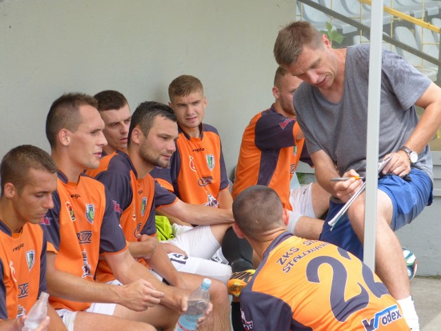 Trenera Jaromira Wieprzęcia (z prawej) i jego podopiecznych ze Stali Stalowa Wola czeka wyjazdowy mecz z Limanovią Limanowa na inaugurację drugoligowego sezonu.