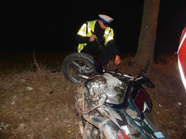 23-latek w niedzielę wieczorem zrobił sobie przejażdżkę na ścigaczu. Nie miał prawa jazdy na motor. Ok. godz. 19 rozbił się na drzewie.