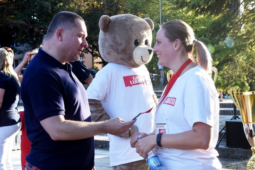 Zwycięzca przebiegł 2.500 metrów w 6 min 59 s, a ostatni...