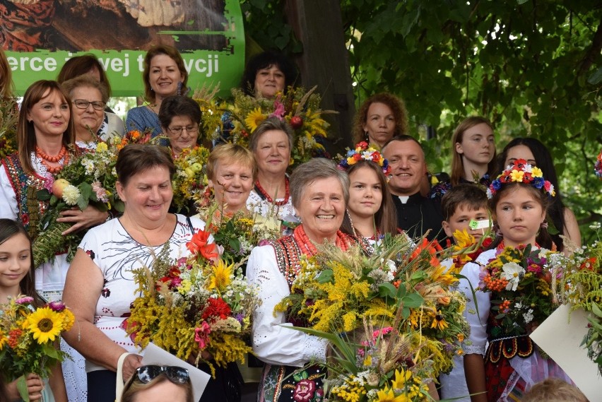 Najpiękniejsze bukiety od gospodyń i dzieci dla Matki Boskiej Zielnej. Konkurs kompozycji i wiązanek w Zielonkach [ZDJĘCIA]